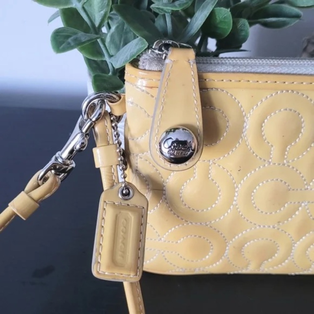 Rare Coach Yellow Patent Leather Quilted Wristlet with Purple Lining - Picture 2 of 6